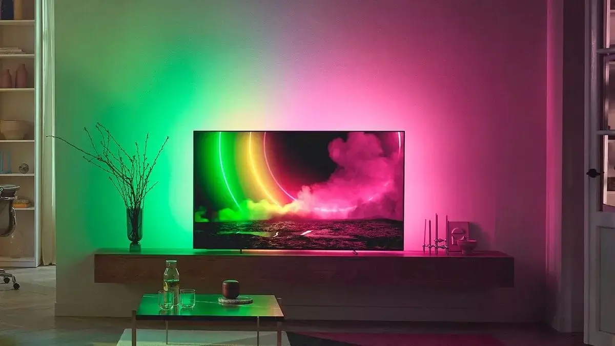 Телевізор Philips з технологією Ambilight в дії